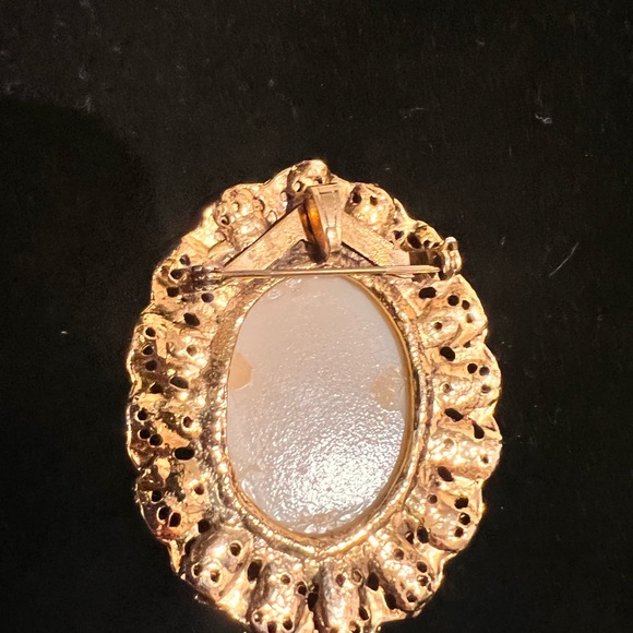 Vintage Cameo brooch 🔥🔥 - Picture 2 of 3